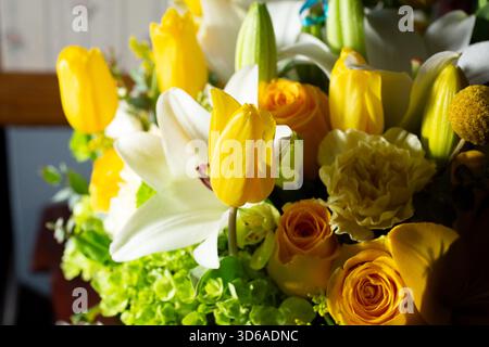 Una vista di una splendida disposizione floreale, caratterizzata da tulipani, gigli e rose. Foto Stock