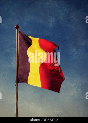 Asta con bandiera belga su un cielo azzurro, immagine testurizzata Foto Stock