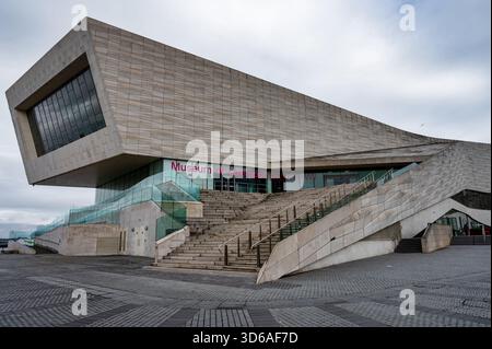 Liverpool, Regno Unito - 18 luglio 2025; Museo di Liverpool presso Albert Dock nella città di Liverpool. Foto Stock