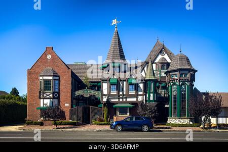 California, USA, 28 settembre 2024, veduta del Pondella Building, un'architettura vittoriana e bavarese a Sherman Oaks Foto Stock