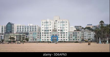 California, USA, 28 settembre 2024, vista di alcuni edifici vicino a Santa Monica Beach in un giorno coperto Foto Stock