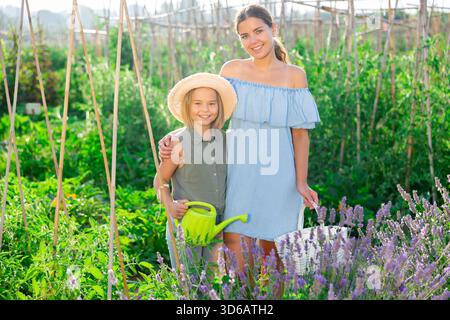 Mamma e figlia trascorrono un grande momento insieme Foto Stock