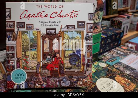 Barnes & Noble Booksellers sulla Fifth Avenue a New York City ha una vasta selezione di libri e riviste, USA 2025 Foto Stock