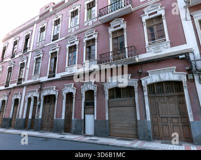 Edifici residenziali storici con facciate classiche, caratterizzati da balconi ornati e finestre con persiane in delicate tonalità pastello. Foto Stock