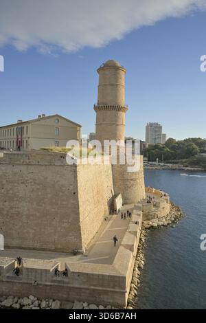 Tour du Fanal a Fort Saint-Jean, ingresso al porto, Marsiglia, Francia Foto Stock