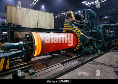 Tubo in ghisa fuso centrifugo, nuovo tubo in ghisa caldo rosso nella fonderia. Foto Stock