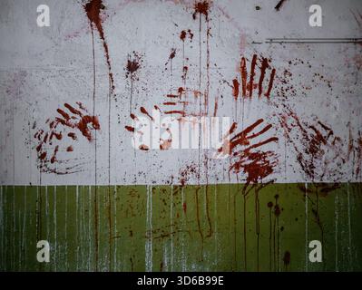 Impronte di mani rosse sul muro. Foto Stock