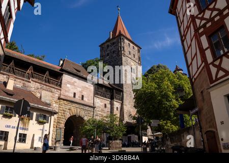 Case colorate tradizionali in legno a Tiergärtnertorplatz a Norimberga, Baviera, Germania, con lo storico Zugbrunnen Foto Stock