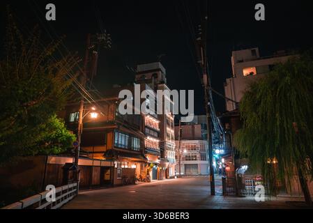 Strada notturna di Kyoto con machiya e moderni edifici bassi, Gion Foto Stock