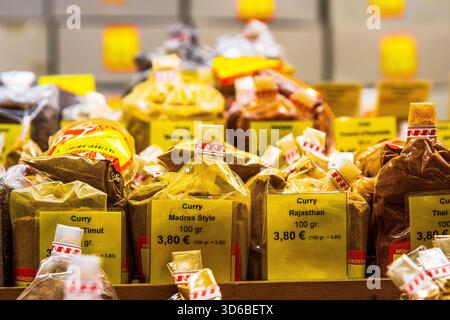 Würzburg, Germania, 22 dicembre 2024. Colorato assortimento di spezie confezionate, erbe aromatiche e condimenti disposti in file presso un tradizionale bancone del mercato, ea Foto Stock