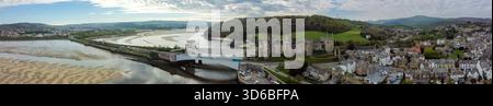 Vista panoramica aerea del castello di Conwy e dell'estuario del fiume Conwy Foto Stock