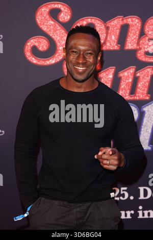 Anteprima - Song Sung Blue - Jerry Kwarteng bei der Europapremiere zu dem Kinofilm Song Sung Blue im Zoo Palast AM 19.11.2025 a Berlino. *** Premiere Song Sung Blue Jerry Kwarteng alla prima europea del film Song Sung Blue allo Zoo Palast il 19 11 2025 a Berlino Copyright: XEventpressxKochanx Foto Stock