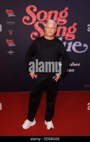 Anteprima - Song Sung Blue - Markus Kavka bei der Europapremiere zu dem Kinofilm Song Sung Blue im Zoo Palast AM 19.11.2025 a Berlino. *** Premiere Song Sung Blue Markus Kavka alla prima europea del film Song Sung Blue allo Zoo Palast il 19 11 2025 a Berlino Copyright: XEventpressxKochanx Foto Stock