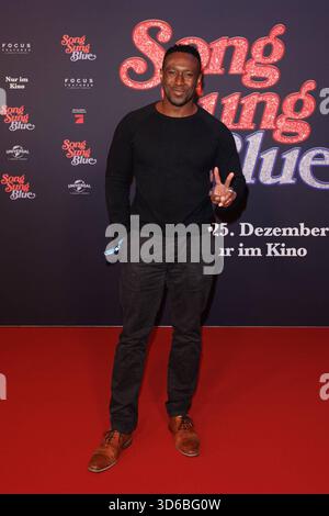 Anteprima - Song Sung Blue - Jerry Kwarteng bei der Europapremiere zu dem Kinofilm Song Sung Blue im Zoo Palast AM 19.11.2025 a Berlino. *** Premiere Song Sung Blue Jerry Kwarteng alla prima europea del film Song Sung Blue allo Zoo Palast il 19 11 2025 a Berlino Copyright: XEventpressxKochanx Foto Stock
