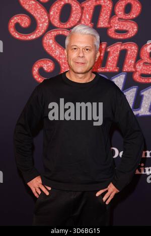 Anteprima - Song Sung Blue - Markus Kavka bei der Europapremiere zu dem Kinofilm Song Sung Blue im Zoo Palast AM 19.11.2025 a Berlino. *** Premiere Song Sung Blue Markus Kavka alla prima europea del film Song Sung Blue allo Zoo Palast il 19 11 2025 a Berlino Copyright: XEventpressxKochanx Foto Stock