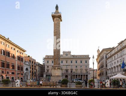 La colonna di Marco Aurelio in Piazza colonna a Roma Foto Stock