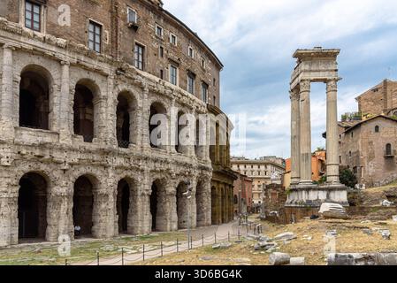 I resti del Teatro di Marcello e del Tempio di Apollo Sosiano a Roma Foto Stock