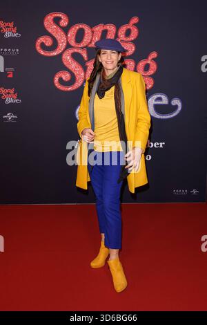 Anteprima - Song Sung Blue - Ulrike Frank bei der Europapremiere zu dem Kinofilm Song Sung Blue im Zoo Palast AM 19.11.2025 a Berlino. *** Premiere Song Sung Blue Ulrike Frank alla prima europea del film Song Sung Blue allo Zoo Palast il 19 11 2025 a Berlino Copyright: XEventpressxKochanx Foto Stock