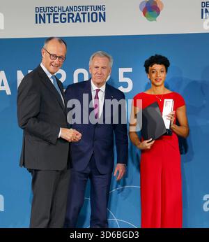 Schirmherr Bundeskanzler Friedrich Merz, Christian Wulff Vors. Stiftungsrat der DSI, Malaika Mihambo Leichtathletin, mehrfache Welt- u. Europameisterin bei der Verleihung des TALISMAN 2025 der Deutschlandstiftung Integration im Allianz Forum di Berlino. *** Patrono il Cancelliere Federale Friedrich Merz, Christian Wulff Presidente del Consiglio della Fondazione DSI, Malaika Mihambo atleta di pista e campo, pluricampione mondiale ed europeo alla cerimonia di premiazione TALISMANO 2025 del Deutschlandstiftung Integration presso l'Allianz Forum di Berlino Foto Stock