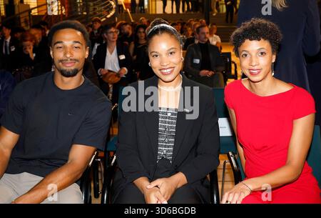 Yemisi Ogunleye, Leo Neugebauer, Malaika Mihambo bei der Verleihung des TALISMAN 2025 der Deutschlandstiftung Integration im Allianz Forum di Berlino. *** Yemisi Ogunleye, Leo Neugebauer, Malaika Mihambo alla cerimonia di premiazione TALISMANO 2025 dell'integrazione Deutschlandstiftung presso l'Allianz Forum di Berlino Foto Stock