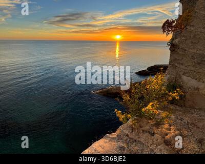 Vista panoramica sul mare calmo e sul tramonto del mare di sera Foto Stock