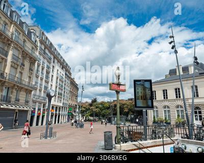 ISSY LES MOULINEAUX, FRANCIA - 23 GIUGNO 2025: Vista panoramica di Place de la Mairie a Issy les Moulineaux, con edifici residenziali classici Foto Stock