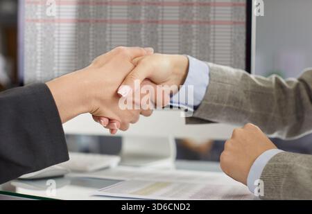 Stretta di mano, accordo commerciale, partnership dopo negoziati in carica Foto Stock