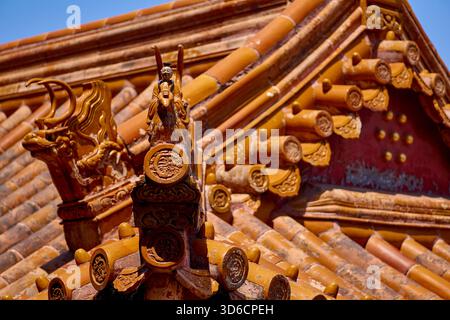 Palazzo d'Estate a Pechino, Cina - primo piano delle figure dei guardiani sul tetto intorno al padiglione settentrionale di Zongyin Foto Stock