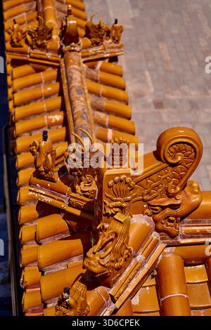 Palazzo d'Estate a Pechino, Cina - primo piano delle figure dei guardiani sul tetto intorno al padiglione settentrionale di Zongyin Foto Stock