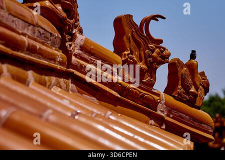 Palazzo d'Estate a Pechino, Cina - primo piano delle figure dei guardiani sul tetto intorno al padiglione settentrionale di Zongyin Foto Stock