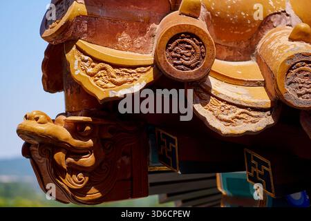 Palazzo d'Estate a Pechino, Cina - primo piano delle figure dei guardiani sul tetto intorno al padiglione settentrionale di Zongyin Foto Stock