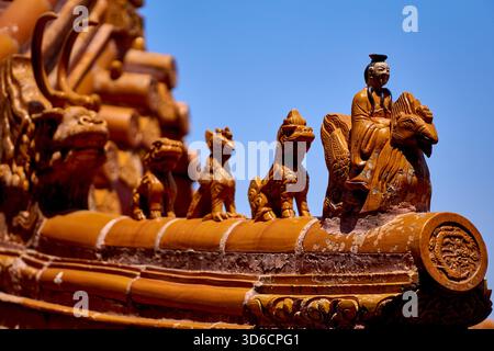Palazzo d'Estate a Pechino, Cina - primo piano delle figure dei guardiani sul tetto intorno al padiglione settentrionale di Zongyin Foto Stock