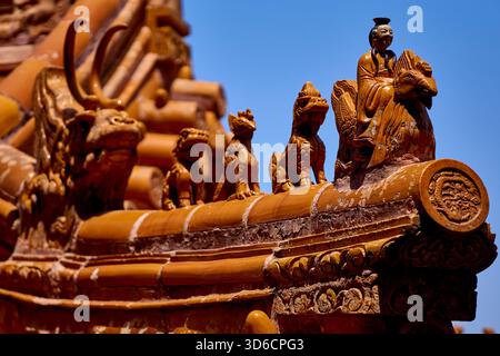 Palazzo d'Estate a Pechino, Cina - primo piano delle figure dei guardiani sul tetto intorno al padiglione settentrionale di Zongyin Foto Stock