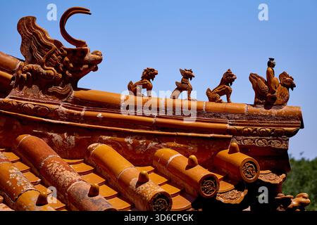 Palazzo d'Estate a Pechino, Cina - primo piano delle figure dei guardiani sul tetto intorno al padiglione settentrionale di Zongyin Foto Stock