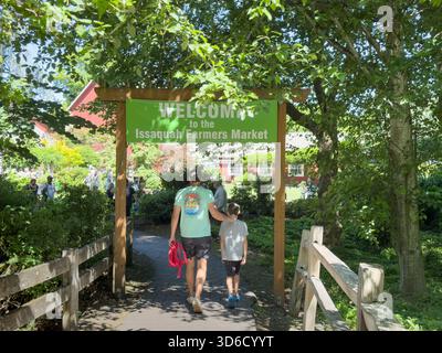 Issaquah, Washington, Stati Uniti - 07-01-2023: Una vista delle persone all'ingresso del mercato agricolo di Issaquah. Foto Stock