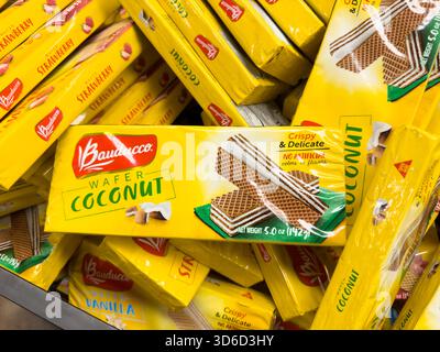 Los Angeles, California, Stati Uniti - 05-05-2023: Una vista di diversi biscotti di wafer Bauducco, in mostra in un negozio di alimentari locale. Foto Stock