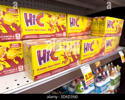 Los Angeles, California, Stati Uniti - 05-05-2023: Una vista di diversi pacchetti di bevande aromatiche Hi-C Flashin' Fruit Punch, presso il negozio. Foto Stock