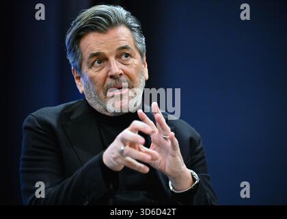 Thomas Anders (nato Bernd Weidung), cantante pop e schlager, produttore musicale, cantautore e membro del duo Modern Talking, mercoledì 19 novembre 2025, durante un'intervista con l'agenzia di stampa APA-Austria a Vienna. - 20251119 PD15520 credito: APA-PictureDesk/Alamy Live News Foto Stock