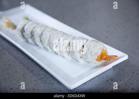 Vista di un sushi roll con gamberi tempura. Foto Stock