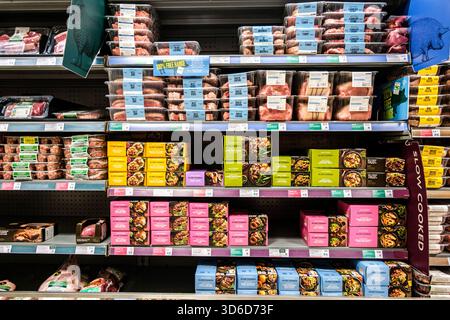Londra Regno Unito, 17 novembre 2025, Selezione di Supermaket crudo crudo carne e convenienti pasti pronti Foto Stock