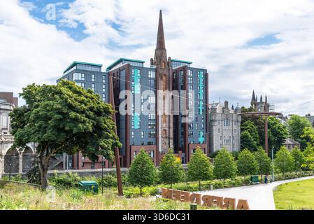 Aberdeen, Scozia, Regno Unito - 7 luglio 2024: The Point Flat e Triple Kirks spire ad Aberdeen, Scozia, Regno Unito. Foto Stock