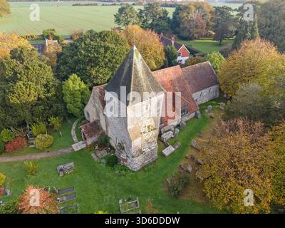 vista aerea di st marys, la chiesa vergine di yapton west sussex risalente al 1180 circa Foto Stock