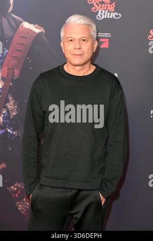 Markus Kavka bei der Europapremiere des Kinofilms Song Sung Blue im Zoo Palast. Berlino, 19.11.2025 *** Markus Kavka alla prima europea del film Song Sung Blue allo Zoo Palast Berlin, 19 11 2025 foto:XM.xBehrensx/xFuturexImagex Blue 5137 Foto Stock