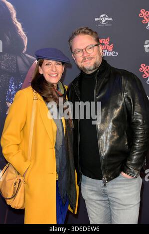 Ulrike Frank mit Ehemann Marc Schubring bei der Europapremiere des Kinofilms Song Sung Blue im Zoo Palast. Berlino, 19.11.2025 *** Ulrike Frank con il marito Marc Schubring alla prima europea del film Song Sung Blue allo Zoo Palast di Berlino, 19 11 2025 foto:XM.xBehrensx/xFuturexImagex Blue 5140 Foto Stock
