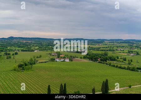Vista panoramica dalla cima della Torre di San Martino della Battaglia a Desenzano del Garda, Italia, che mostra il paesaggio circostante e le colline Foto Stock