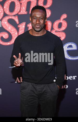 abb- Jerry Kwarteng zu Gast auf dem roten Teppich bei der Europapremiere des Kino Films Song Sung Blue im Zoo Palast Berlin AM 19.11.2025 a Berlino Germania *** abb Jerry Kwarteng come ospite sul Red carpet alla prima europea del film Song Sung Blue allo Zoo Palast Berlin il 19 11 2025 a Berlino Berlino Germania Foto Stock