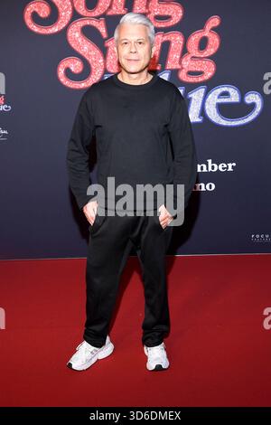 abb- Markus Kavka zu Gast auf dem roten Teppich bei der Europapremiere des Kino Films Song Sung Blue im Zoo Palast Berlin AM 19.11.2025 a Berlino Germania *** abb Markus Kavka come ospite sul Red carpet alla prima europea del film Song Sung Blue allo Zoo Palast Berlin il 19 11 2025 a Berlino Germania Foto Stock