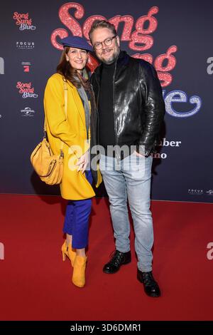 abb- Ulrike Frank und Marc Schubring zu Gast auf dem roten Teppich bei der Europapremiere des Kino Films Song Sung Blue im Zoo Palast Berlin AM 19.11.2025 a Berlino Germania *** abb Ulrike Frank e Marc Schubring come ospiti sul Red carpet alla prima europea del film Song Sung Blue allo Zoo Palast Berlin il 19 11 2025 a Berlino Berlino Germania Foto Stock