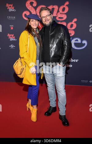 abb- Ulrike Frank und Marc Schubring zu Gast auf dem roten Teppich bei der Europapremiere des Kino Films Song Sung Blue im Zoo Palast Berlin AM 19.11.2025 a Berlino Germania *** abb Ulrike Frank e Marc Schubring come ospiti sul Red carpet alla prima europea del film Song Sung Blue allo Zoo Palast Berlin il 19 11 2025 a Berlino Berlino Germania Foto Stock