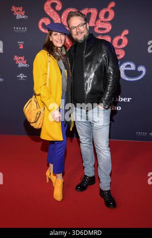 abb- Ulrike Frank und Marc Schubring zu Gast auf dem roten Teppich bei der Europapremiere des Kino Films Song Sung Blue im Zoo Palast Berlin AM 19.11.2025 a Berlino Germania *** abb Ulrike Frank e Marc Schubring come ospiti sul Red carpet alla prima europea del film Song Sung Blue allo Zoo Palast Berlin il 19 11 2025 a Berlino Berlino Germania Foto Stock